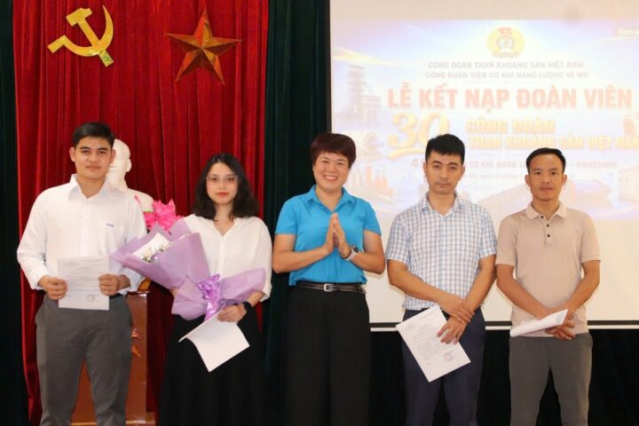 CÔNG ĐOÀN VIỆN CƠ KHÍ NĂNG LƯỢNG VÀ MỎTỔ CHỨC THÀNH CÔNG LỄ KẾT NẠP ĐOÀN VIÊN MỚI